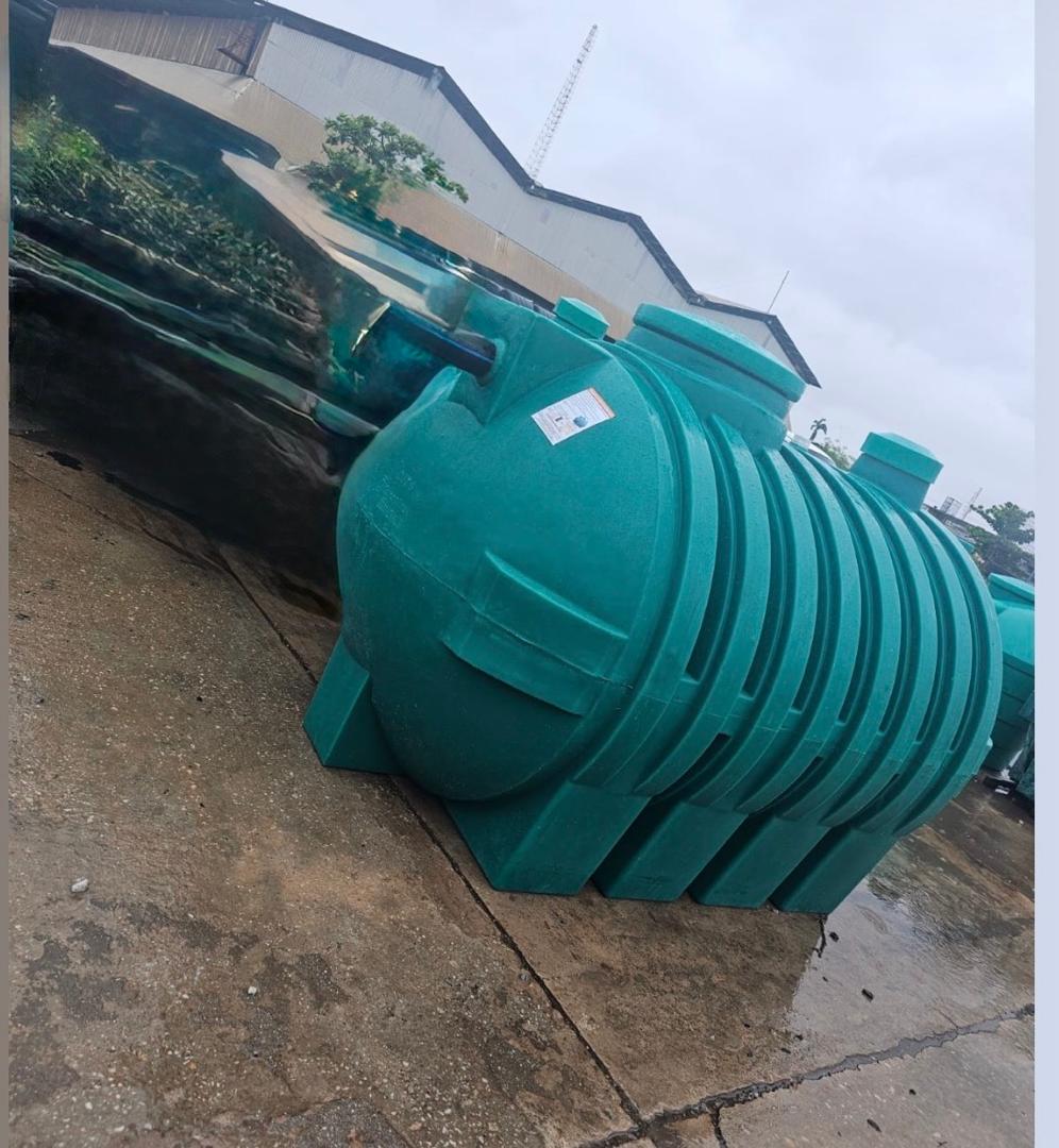 Horizontal underground water storage tank
