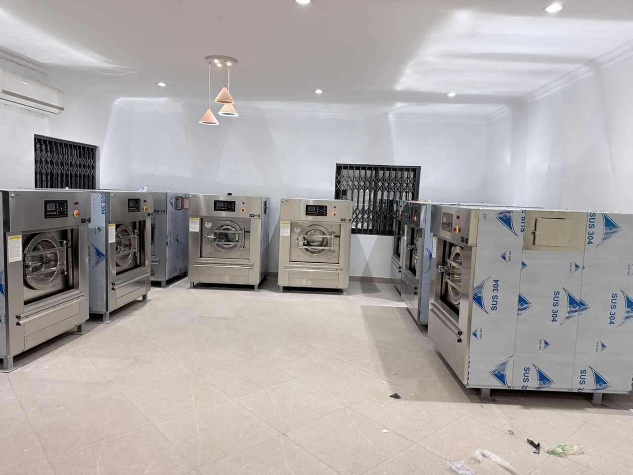 Industrial laundry installation