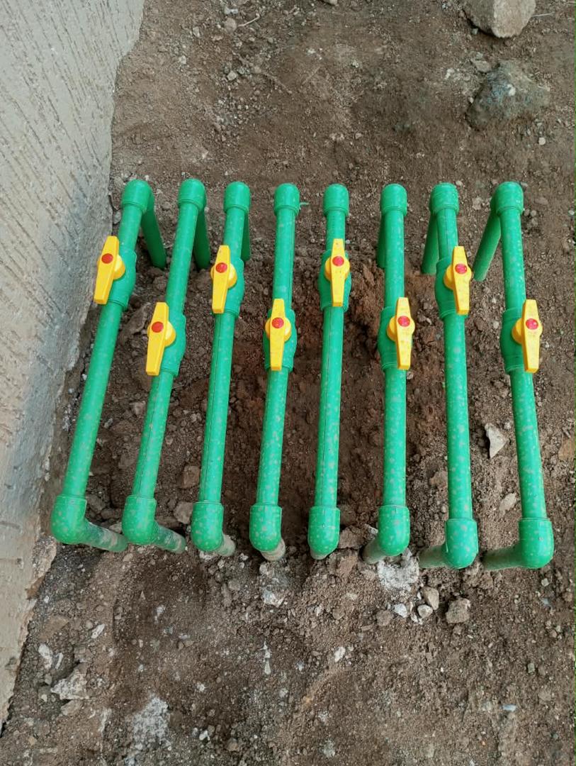 PPR water manifold with 8-way yellow valves